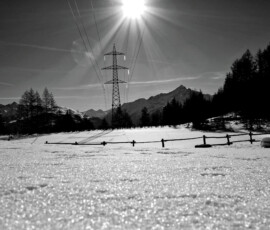 Il tralicio domina lo scatto in un paesaggio invernale.