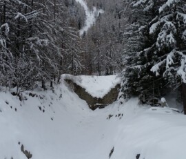Ponte nella neve sulla strada di Rheme de notre dame