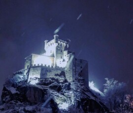 Castello di Saint Pierre. Una grande opera si integra alla perfezione con il paesaggio invernale creando un'atmosfera surreale