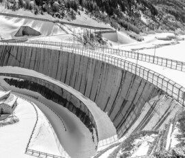 La curvatura simmetrica della diga di Beauregard