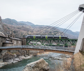 Ponte pedonale, ferrovia, treno, fiume, mongioveta...tutto in un punto solo