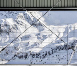 - L'ARRIVO DELLA SEGGIOVIA - la stazione di arrivo della seggiovia incornicia e filtra l'ambiente circostante sottolineando la sfida per l'integrazione tra gli elementi