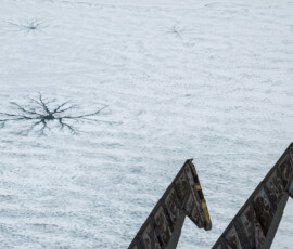 gli impianti della diga di Place Moulin si trasformano in animali mitici immersi nell'ambiente surreale del lago al disgelo
